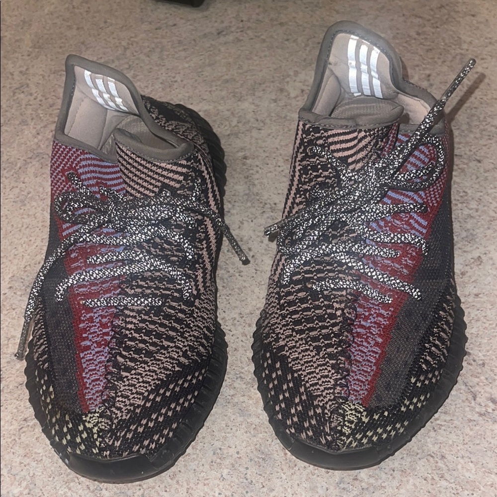 Men’s adidas Yeezy Boost 350 V2
Yecheil (Non-Reflective) size 8